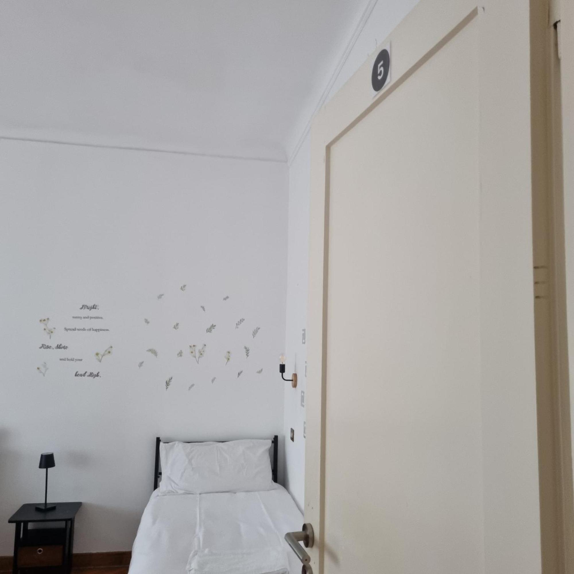 Dock Bay Lodge Hostello Триест Екстериор снимка